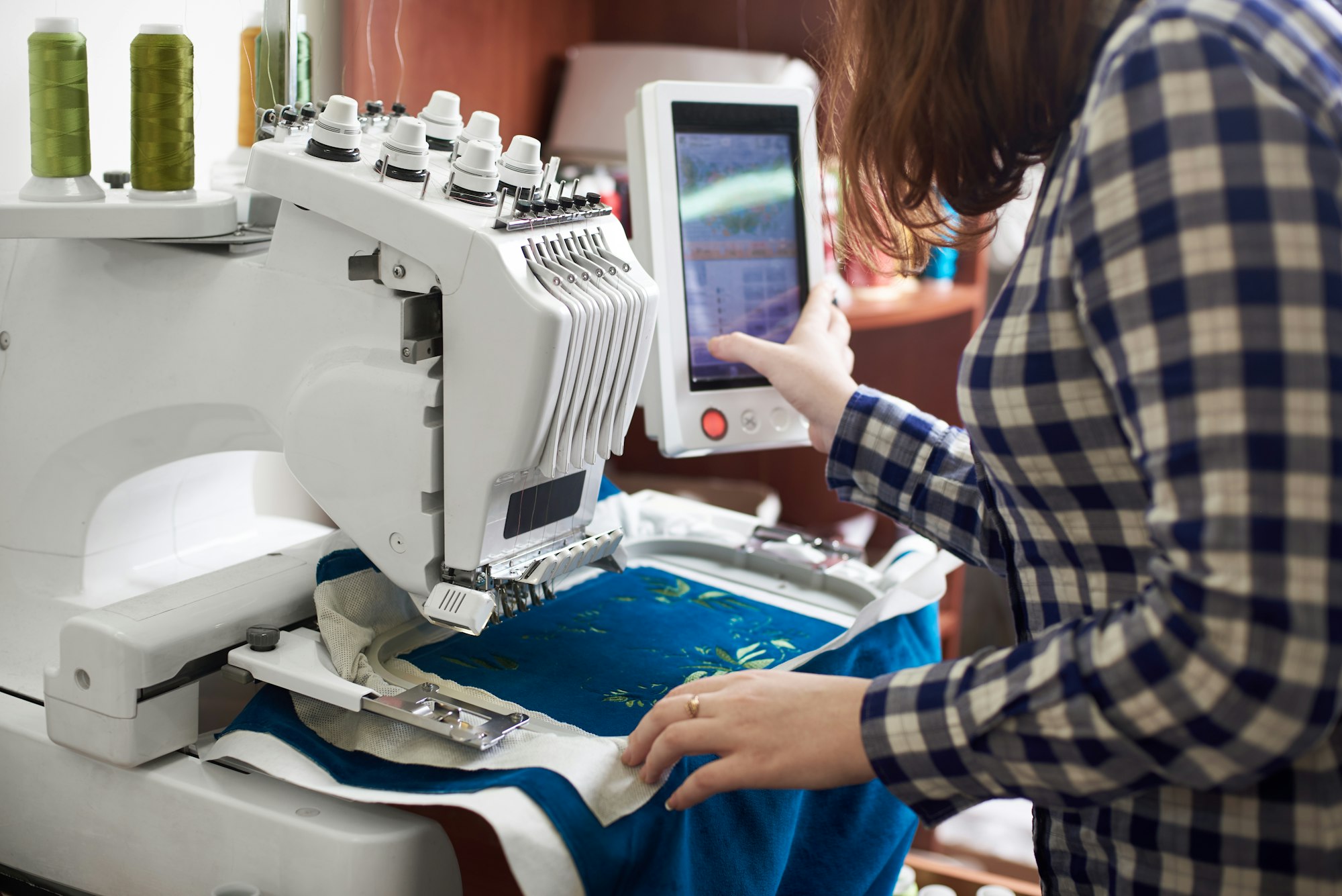Ce Înseamnă Broderia Personalizată și Cum Poate Îmbunătăți Brandul Tău