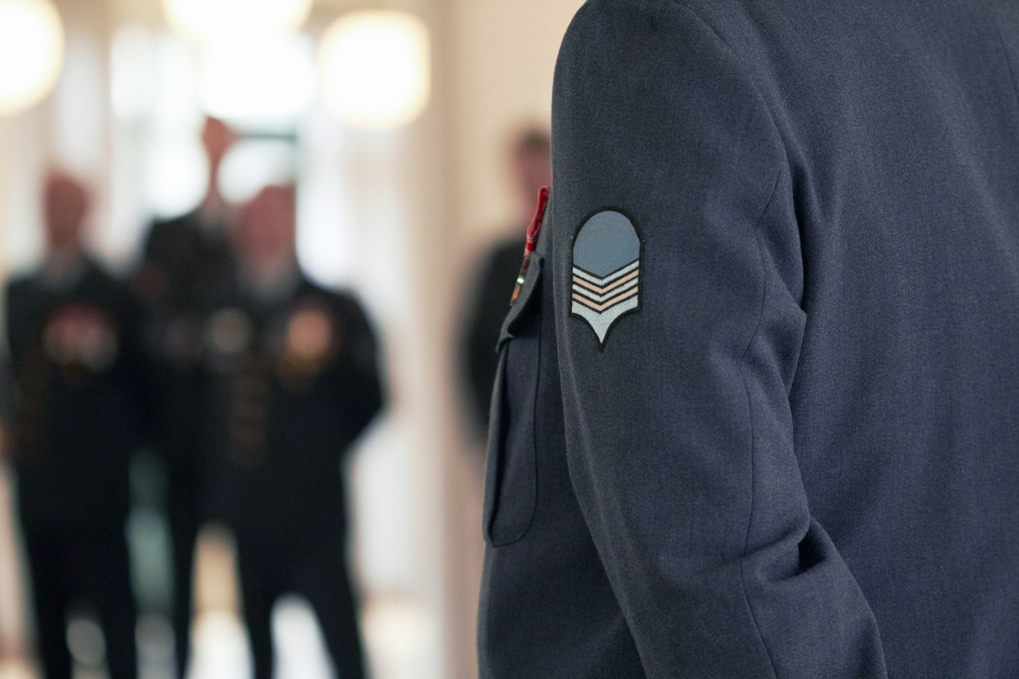 Uniformele Brodate – De Ce Sunt Esențiale Pentru Profesionalismul Companiei Tale